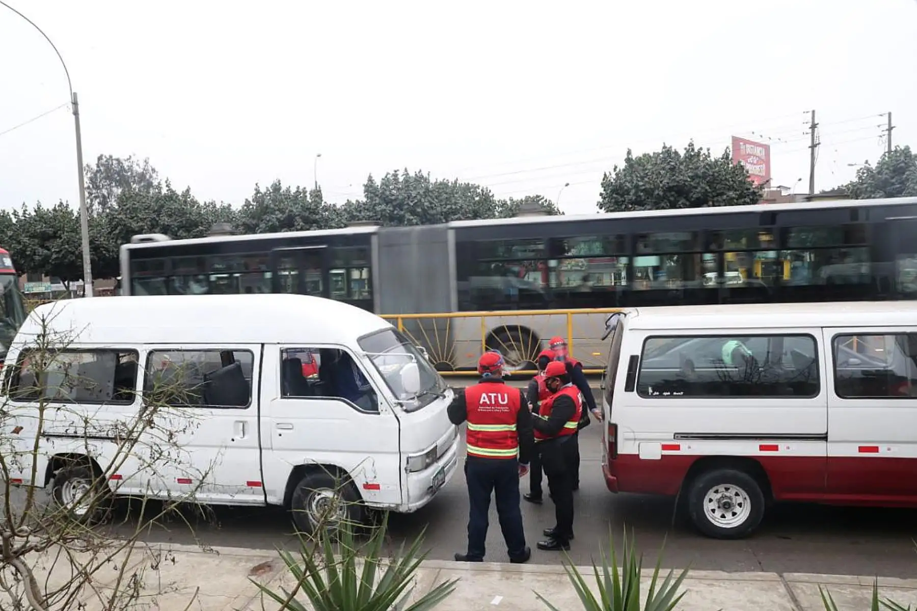 La Autoridad de Transporte Urbano realizó acciones  de fiscalización contra el transporte informal en los exteriores de la estación Naranjal, en Independencia. Con el apoyo de la PNP se sancionó a los conductores y vehículos que no contaban con autorización para brindar el servicio.Foto:ANDINA/ATU