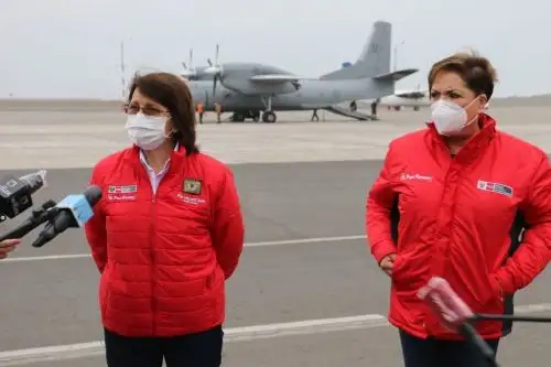 Ministers Pilar Mazzetti (Health) and Rosario Sasieta (Women and Vulnerable Populations) get ready to travel to the city of Tacna. Photo: Minsa