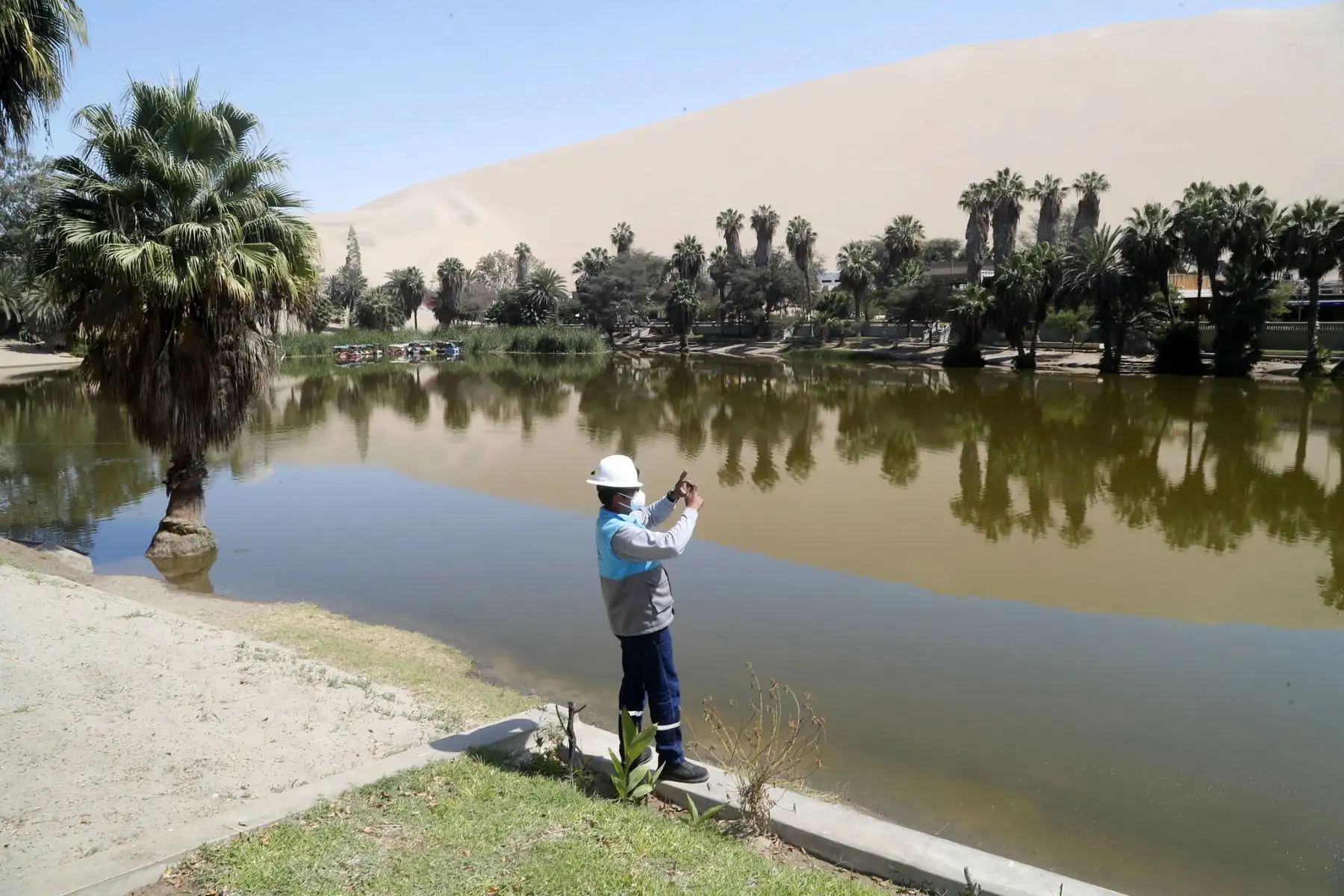 El Ministro de Vivienda Carlos Lozada visita la región de Ica para inspeccionar la planta de bombeo de La Huacachina y poner la primera piedra en el proyecto Techo Propio de Ica .

Foto: ANDINA/Ministerio de Vivienda