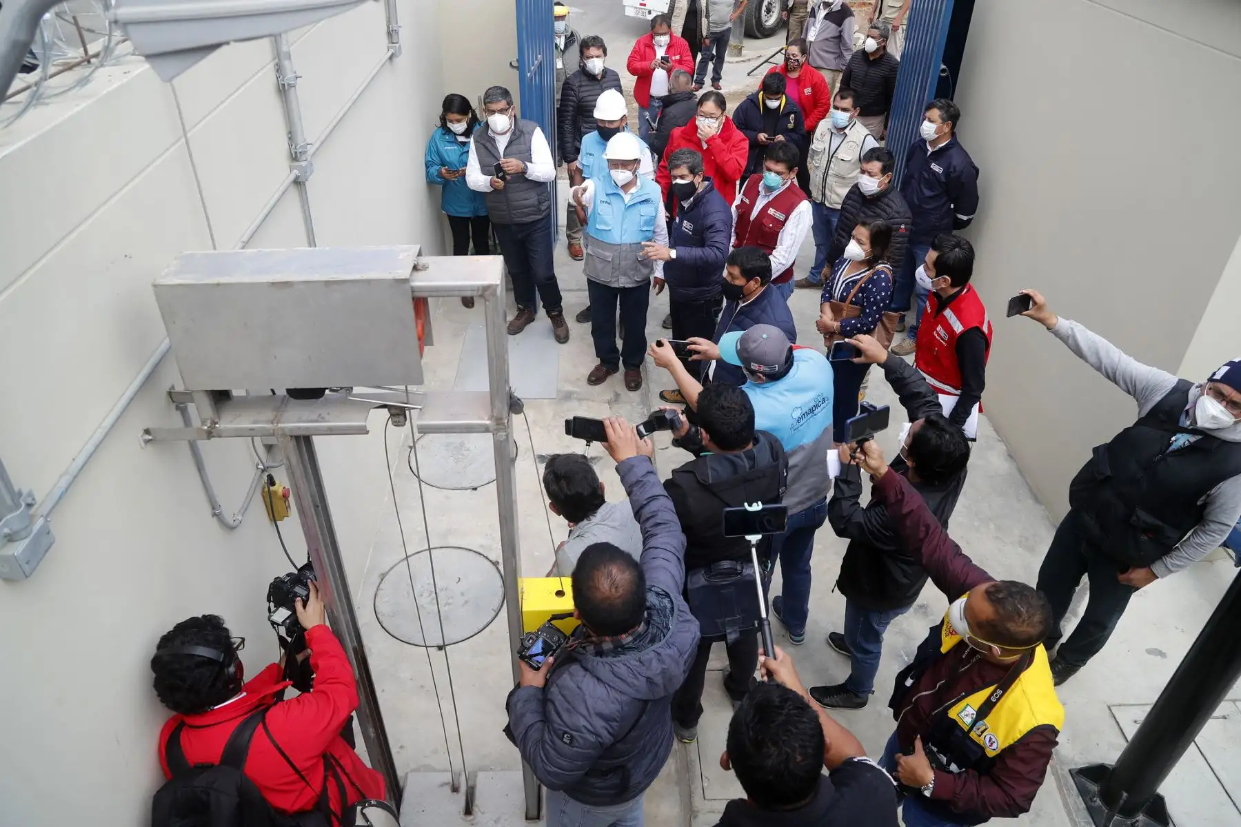 El Ministro de Vivienda Carlos Lozada visita la región de Ica para inspeccionar la planta de bombeo de La Huacachina y poner la primera piedra en el proyecto Techo Propio de Ica.

Foto: ANDINA/Ministerio de Vivienda