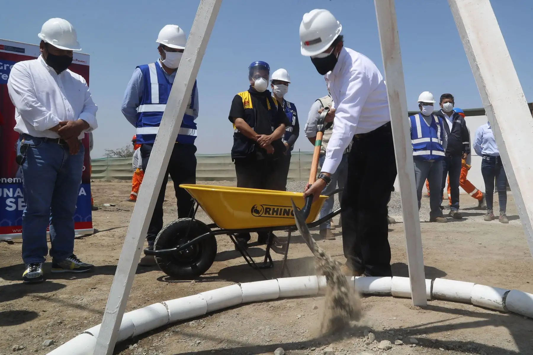 El Ministro de Vivienda Carlos Lozada visita la región de Ica para inspeccionar la planta de bombeo de La Huacachina y poner la primera piedra en el proyecto Techo Propio de Ica.

Foto: ANDINA/Ministerio de Vivienda