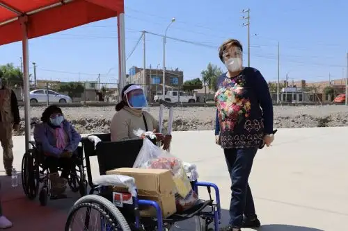 La ministra de la Mujer y Poblaciones Vulnerables, Rosario Sasieta, se reunió en la región Tacna con los coordinadores del programa Aurora, Conadis y otros servicios que brinda dicho portafolio, y entregó sillas de ruedas a las personas con discapacidad en situación de pobreza y pobreza extrema en la región Tacna. Foto: ANDINA/difusión.