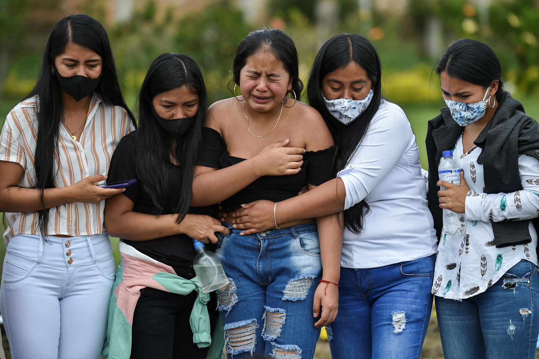 Familiares de Heine Collazos y Esneider Collazos, dos de los seis hombres masacrados por presuntos miembros de un grupo armado en la zona rural de El Tambo, asisten a su funeral en Popayán, departamento del Cauca, Colombia. Foto: AFP.