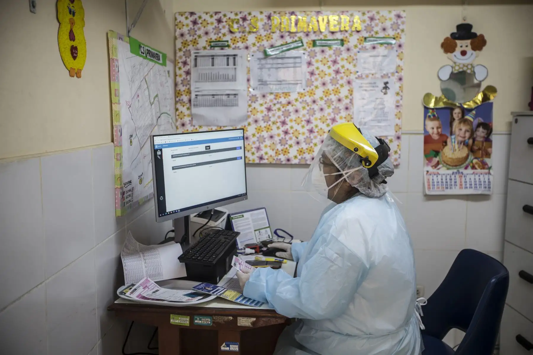 La Lic. Elena Sotelo revisa la historia clínica de uno de sus pacientes antes de aplicarle una vacuna. Foto: ANDINA/Jhonel Rodríguez Robles