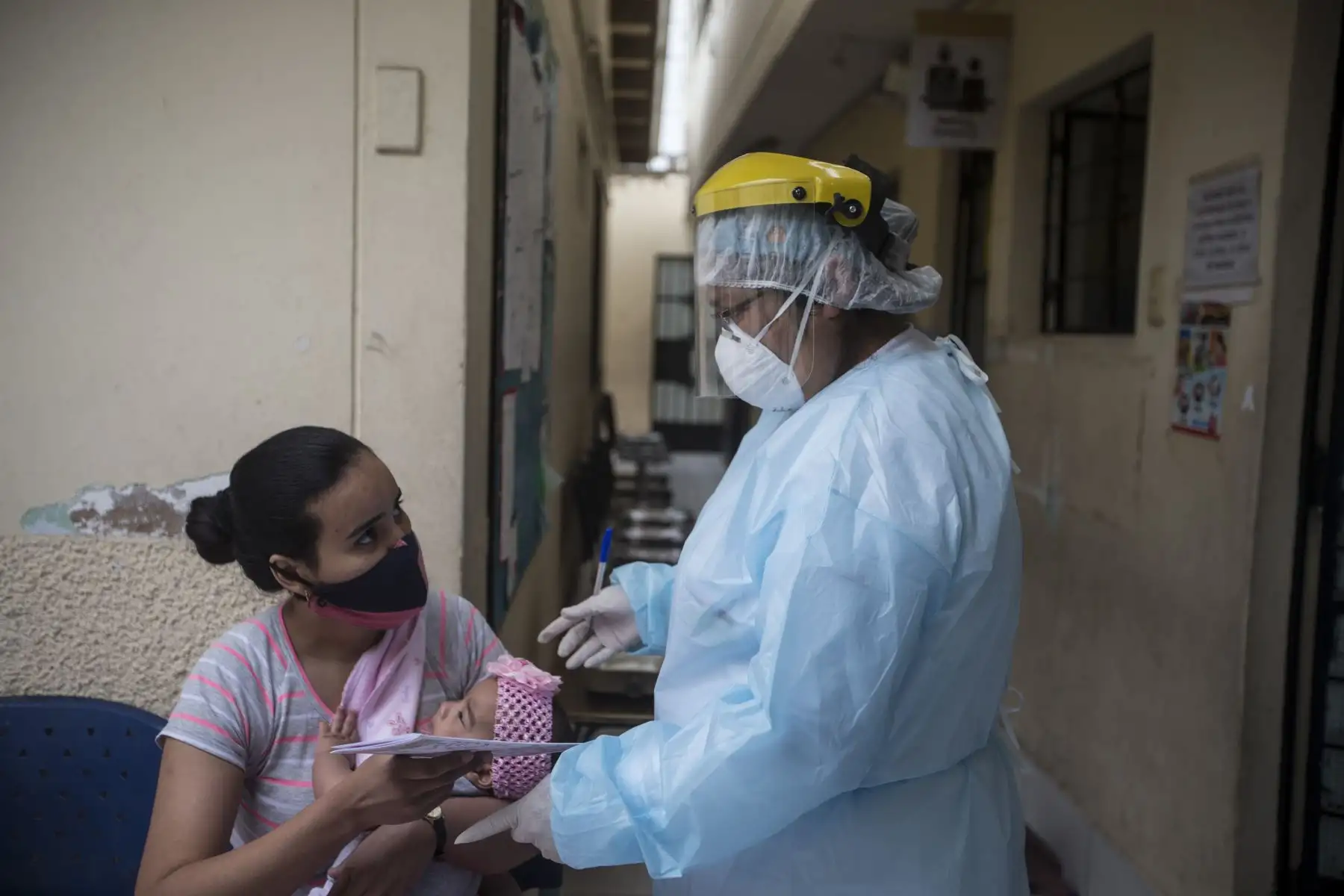 La licenciada Sotelo atiende a adultos y niños en el centro de salud Primavera de El Agustino. Foto: ANDINA/Jhonel Rodríguez Robles