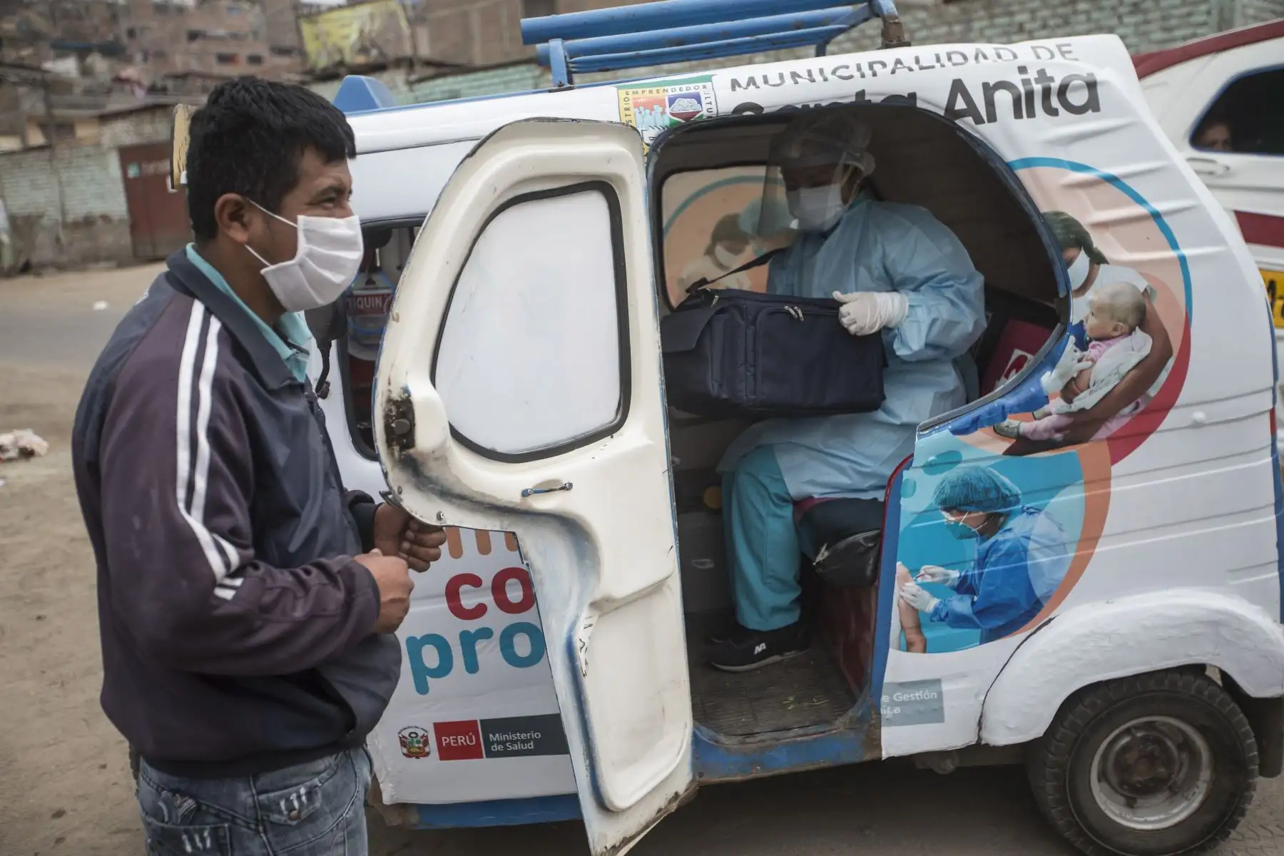 Cada día aborda un mototaxi "El vacuna móvil" que la lleva a diferentes barrios de Lima Este para vacunar y realizar descartes de covid-19. Foto: ANDINA/Jhonel Rodríguez Robles