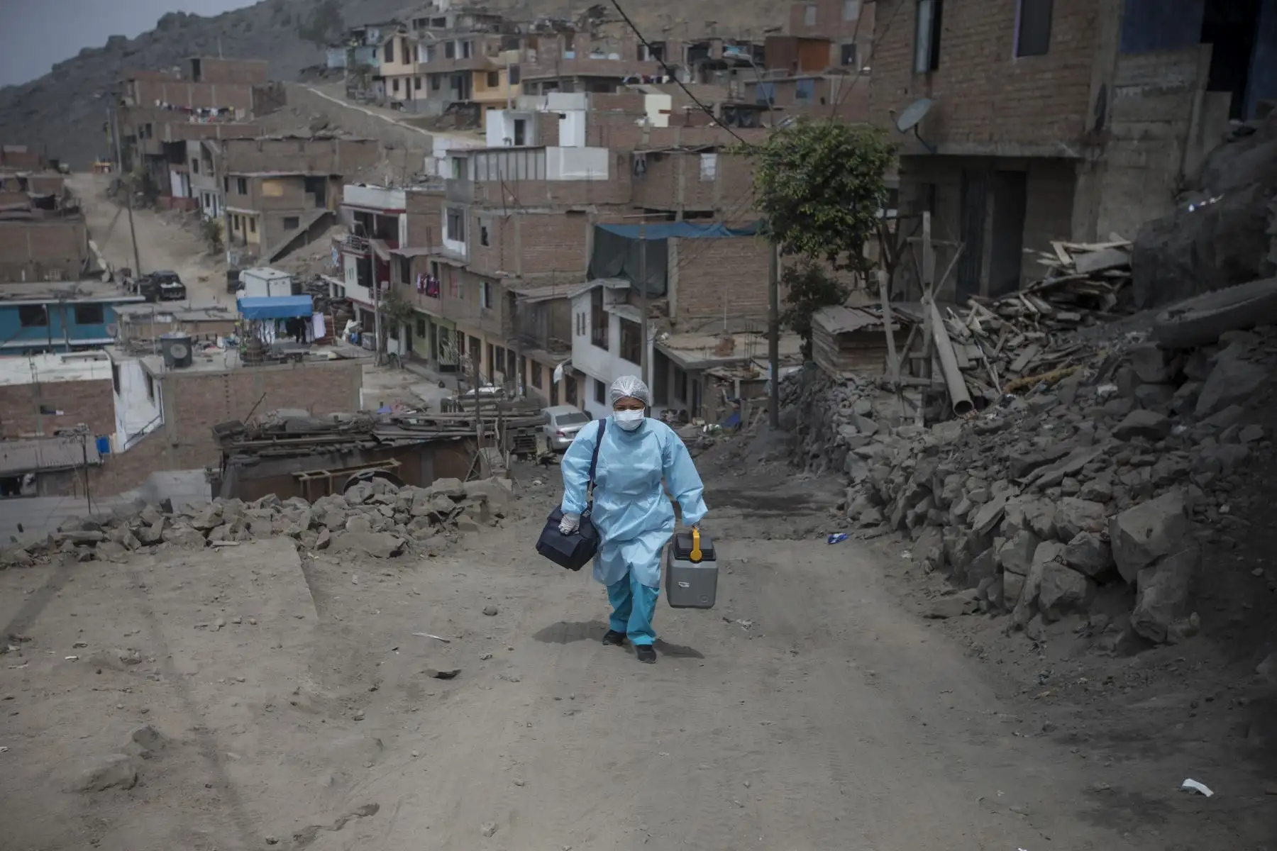 La Lic. Eunice Navarro, quien forma parte de la Diris Lima Este, recorre diversas zonas de Santa Anita vacunando a los pobladores más vulnerables. Foto: ANDINA/Jhonel Rodríguez Robles