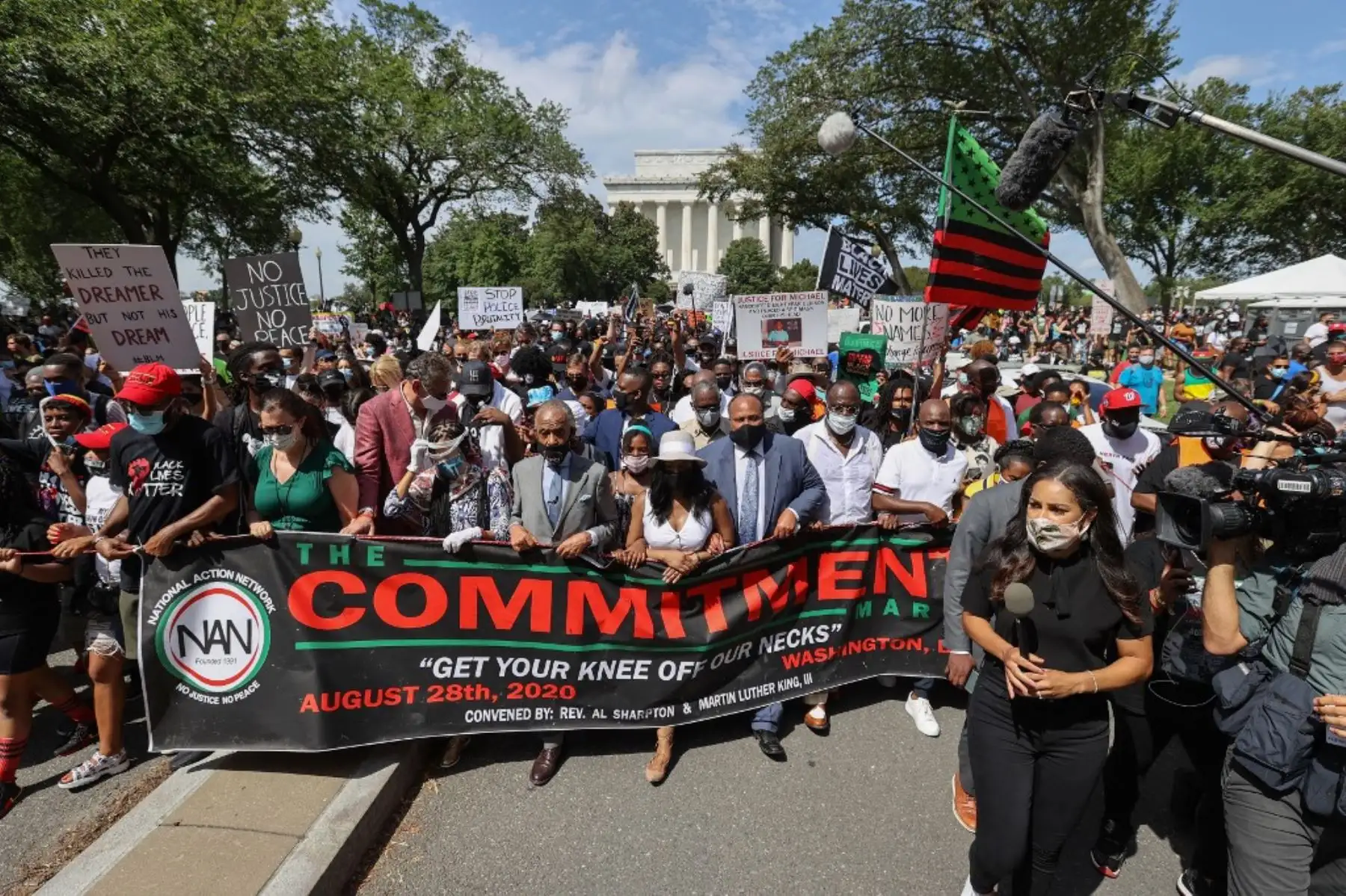 El Rev. Al Sharpton y Martin Luther King III, hijo mayor de Martin Luther King Jr., su esposa Arndrea Waters King y otros líderes participan en una marcha contra el racismo, en Washington, DC.Foto:AFP