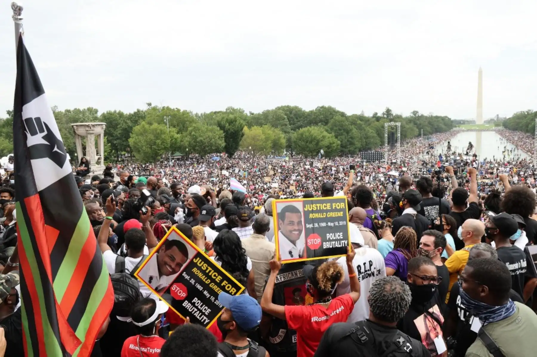 Los manifestantes se reúnen en el Monumento a Lincoln para la Marcha "Quítese las rodillas del cuello" en Washington en apoyo de la justicia racial el 28 de agosto de 2020 en Washington, DC.Foto:AFP