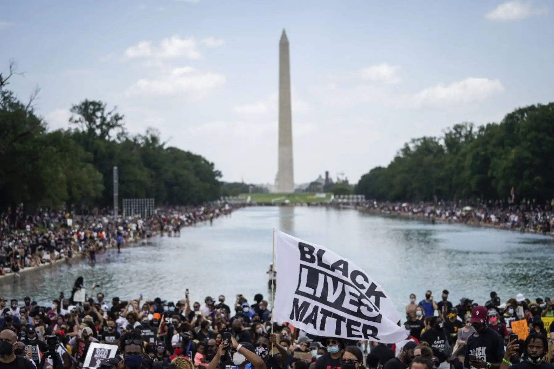 Los asistentes participan en la Marcha en Washington en el Lincoln Memorial  en Washington, DC. Hoy se cumple el 57 aniversario del Rev. El discurso "Tengo un sueño" de Martin Luther King Jr. en el mismo lugar. Foto:AFP