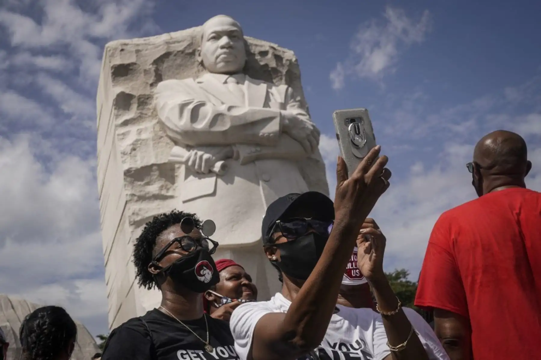 Los participantes de la Marcha en Washington concluyen su marcha desde el Monumento a Lincoln hasta el Monumento a Martin Luther King Jr. en Washington, DC. Hoy se cumple el 57 aniversario del Rev. El discurso "Tengo un sueño" de Martin Luther King Jr. Foto:AFP