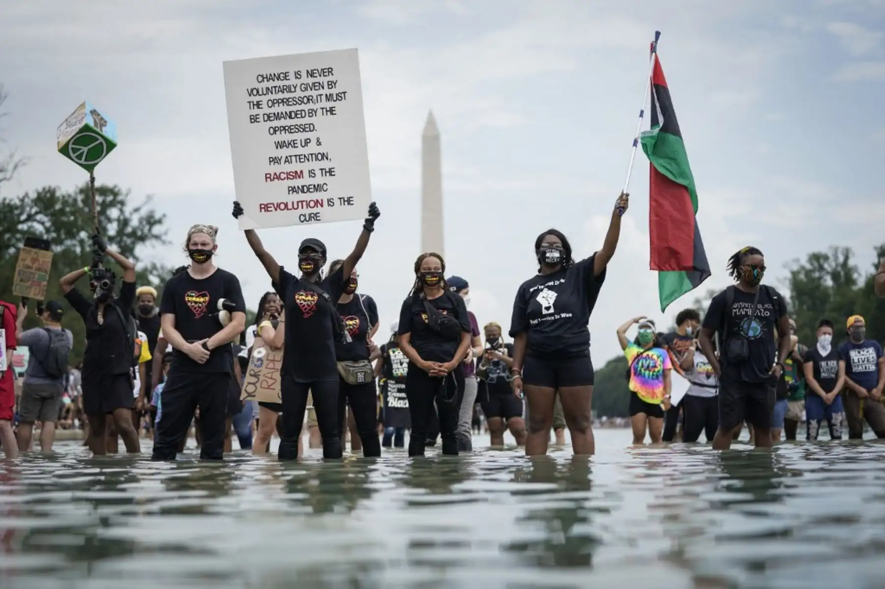 Los asistentes se paran en la piscina reflectante cerca del Lincoln Memorial durante la marcha en Washington, "Tengo un sueño" de Martin Luther King Jr.Foto:AFP