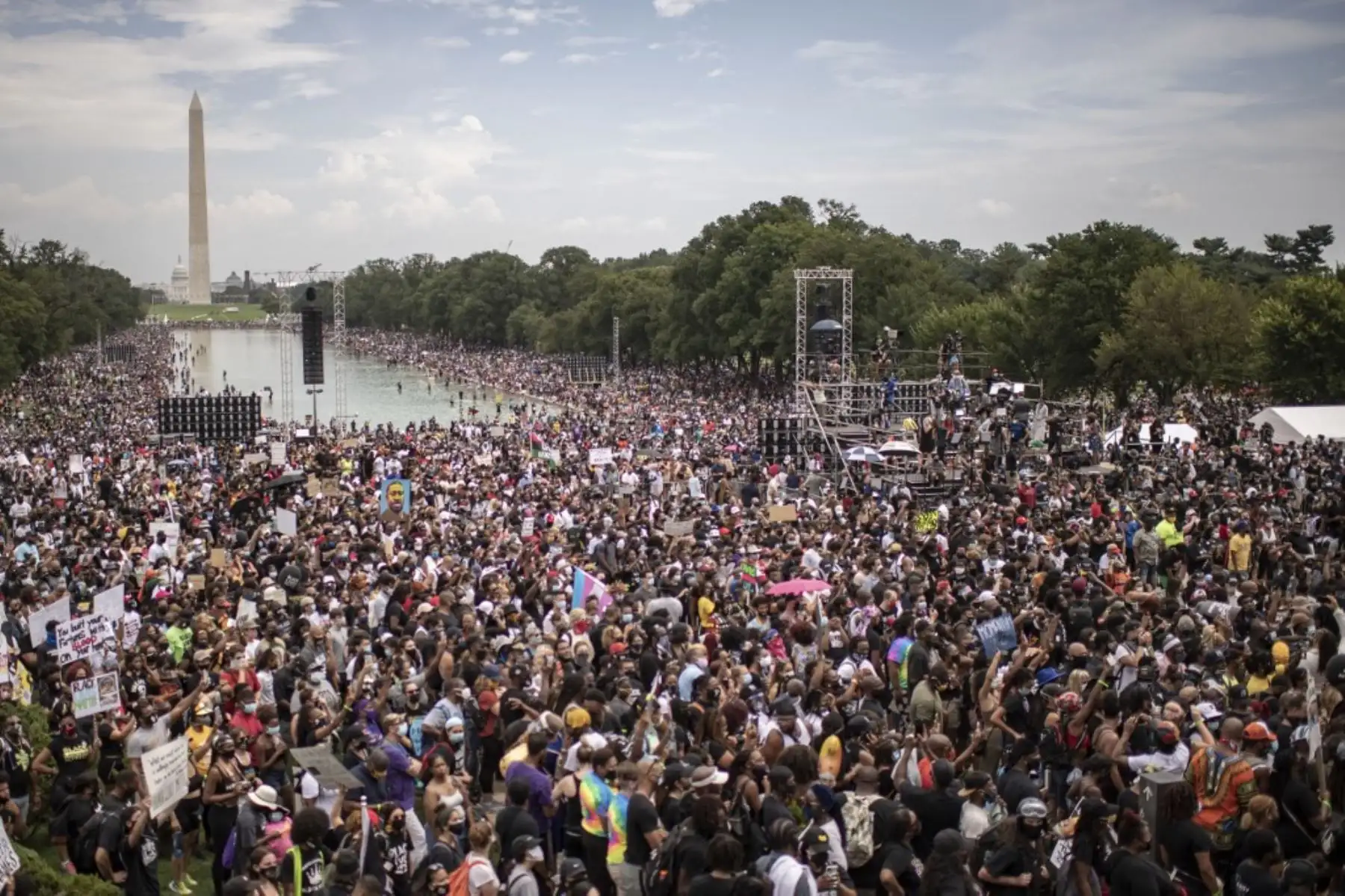 La gente asiste a la protesta "Marcha de compromiso: quítate las rodillas del cuello" contra el racismo y la brutalidad policial, en el Lincoln Memorial en Washington, DC. Foto:AFP