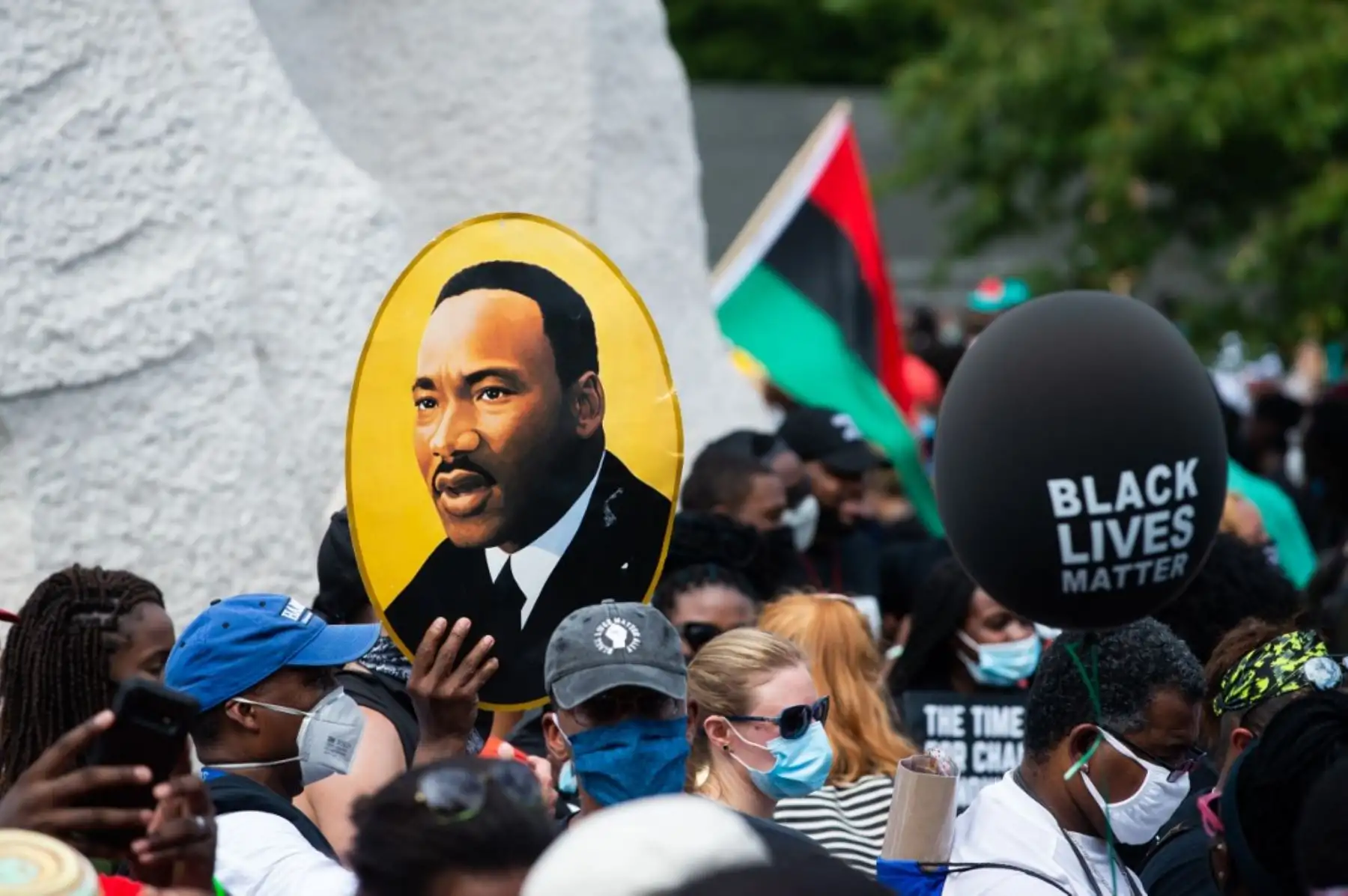 Un manifestante lleva una imagen del difunto líder de los derechos civiles Martin Luther King en el Monumento a Martin Luther King cerca del Monumento a Lincoln durante la protesta "Marcha del compromiso: Quítese las rodillas del cuello" contra el racismo y la brutalidad policial,  en Washington, DC. Foto:AFP