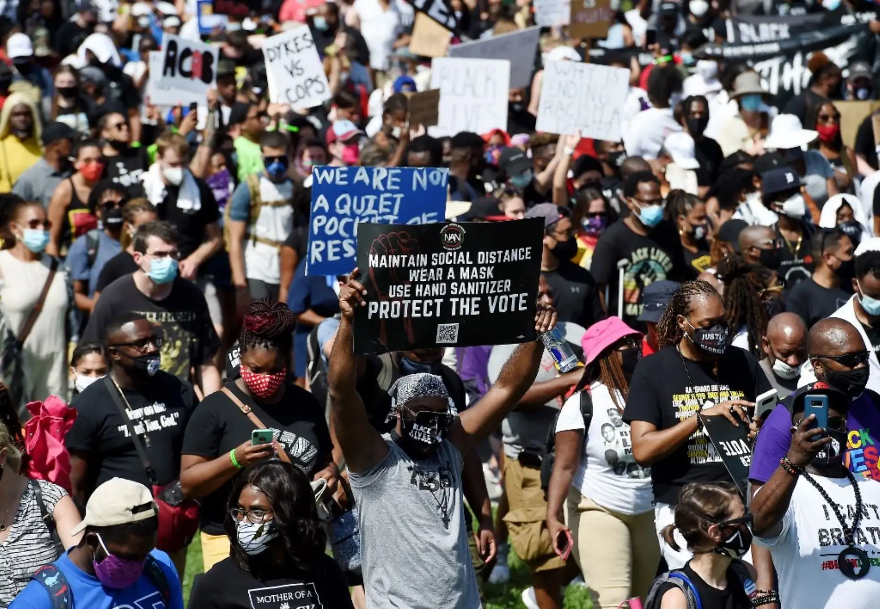 La gente sostiene pancartas en el Lincoln Memorial cuando asisten a la protesta "Marcha de compromiso: quítese las rodillas del cuello" contra el racismo y la brutalidad policial, en Washington, DC.Foto:AFP