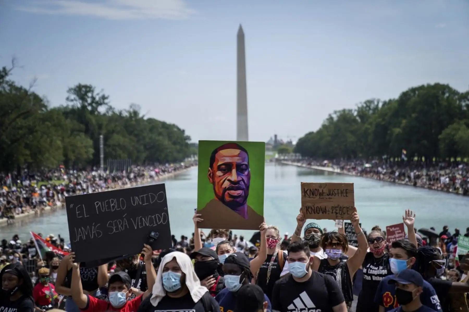 Los asistentes participan en la Marcha en Washington mientras rodean la piscina reflectante en el Lincoln Memorial en Washington, DC. Hoy se cumple el 57 aniversario del Rev. El discurso "Tengo un sueño" de Martin Luther King Jr. Foto:AFP