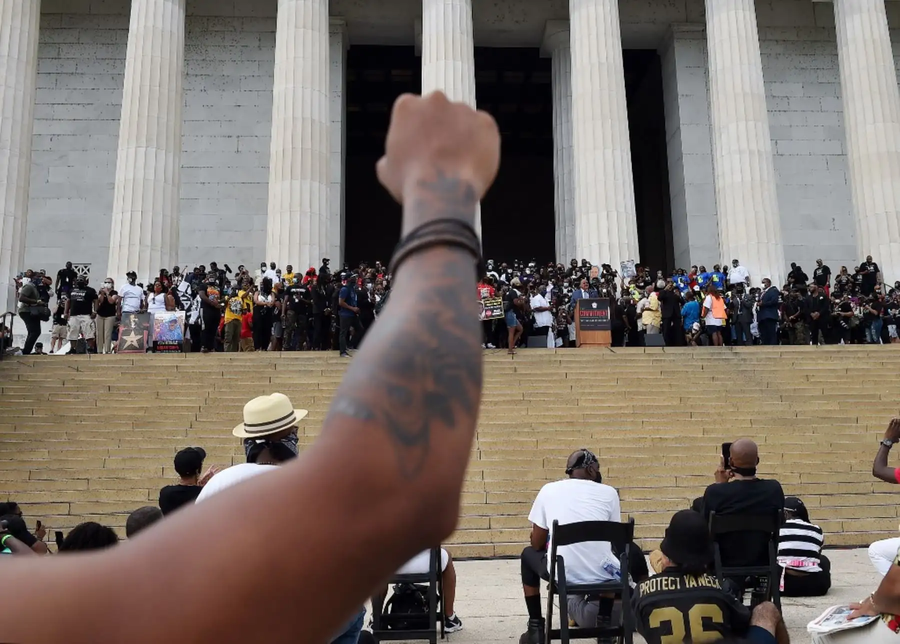La gente se reúne durante la Marcha en Washington en el Lincoln Memorial  en Washington, DC. Hoy se cumple el 57 aniversario del Rev. El discurso "Tengo un sueño" de Martin Luther King Jr. Foto:AFP