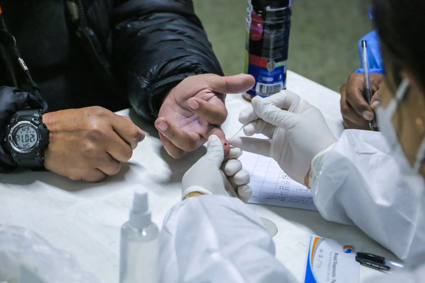 Al momento de ingresar al establecimiento penitenciario, personal de salud del Ejército aplicó el tamizaje a pruebas rápidas a los catorce internos.. Foto: ANDINA/INPE