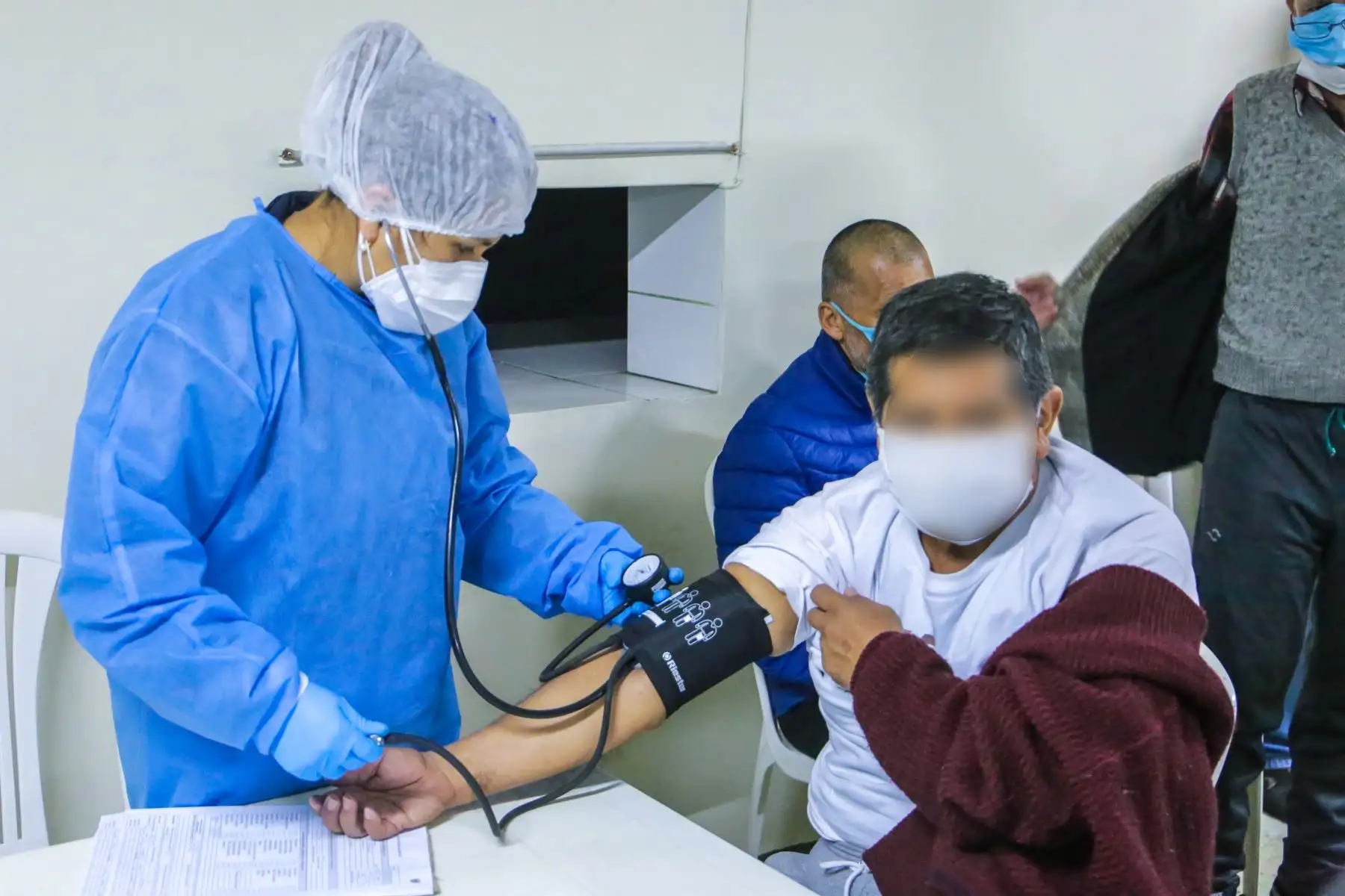 Al momento de ingresar al establecimiento penitenciario, personal de salud del Ejército aplicó el tamizaje a pruebas rápidas a los catorce internos.. Foto: ANDINA/INPE