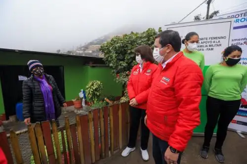 Ministro de Defensa, Jorge Chávez, y titular de Salud, Pilar Mazzetti, durante acción cívica en San Juan de Miraflores. Foto: ANDINA/difusión.