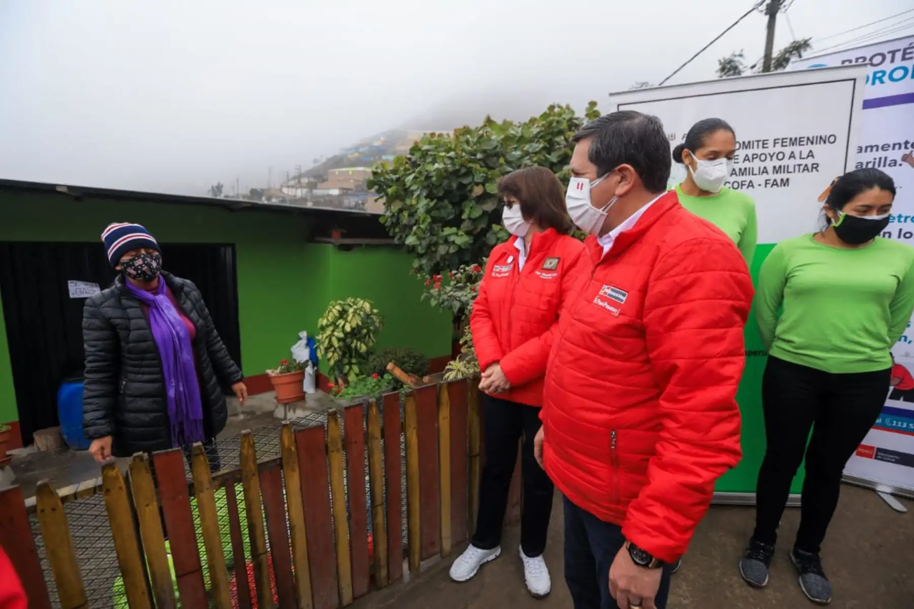 Ministro de Defensa, Jorge Chávez, y titular de Salud, Pilar Mazzetti, durante acción cívica en San Juan de Miraflores. Foto: ANDINA/difusión.