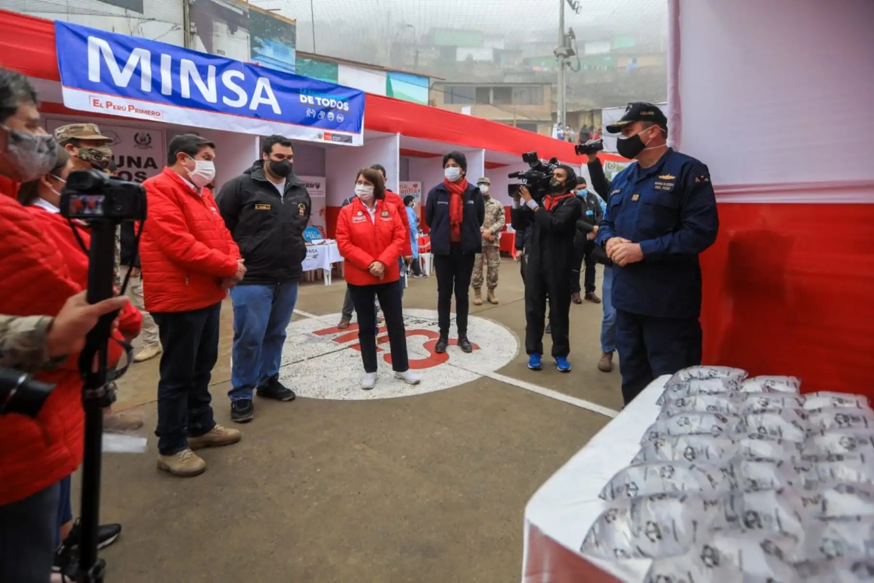 Ministra de Salud, Pilar Mazzeti, supervisa toma de pruebas Covid-19, en los asentamientos humanos Vista Alegre y Las Praderas de Nueva Rinconada, en San Juan de Miraflores. Foto: ANDINA/Minsa