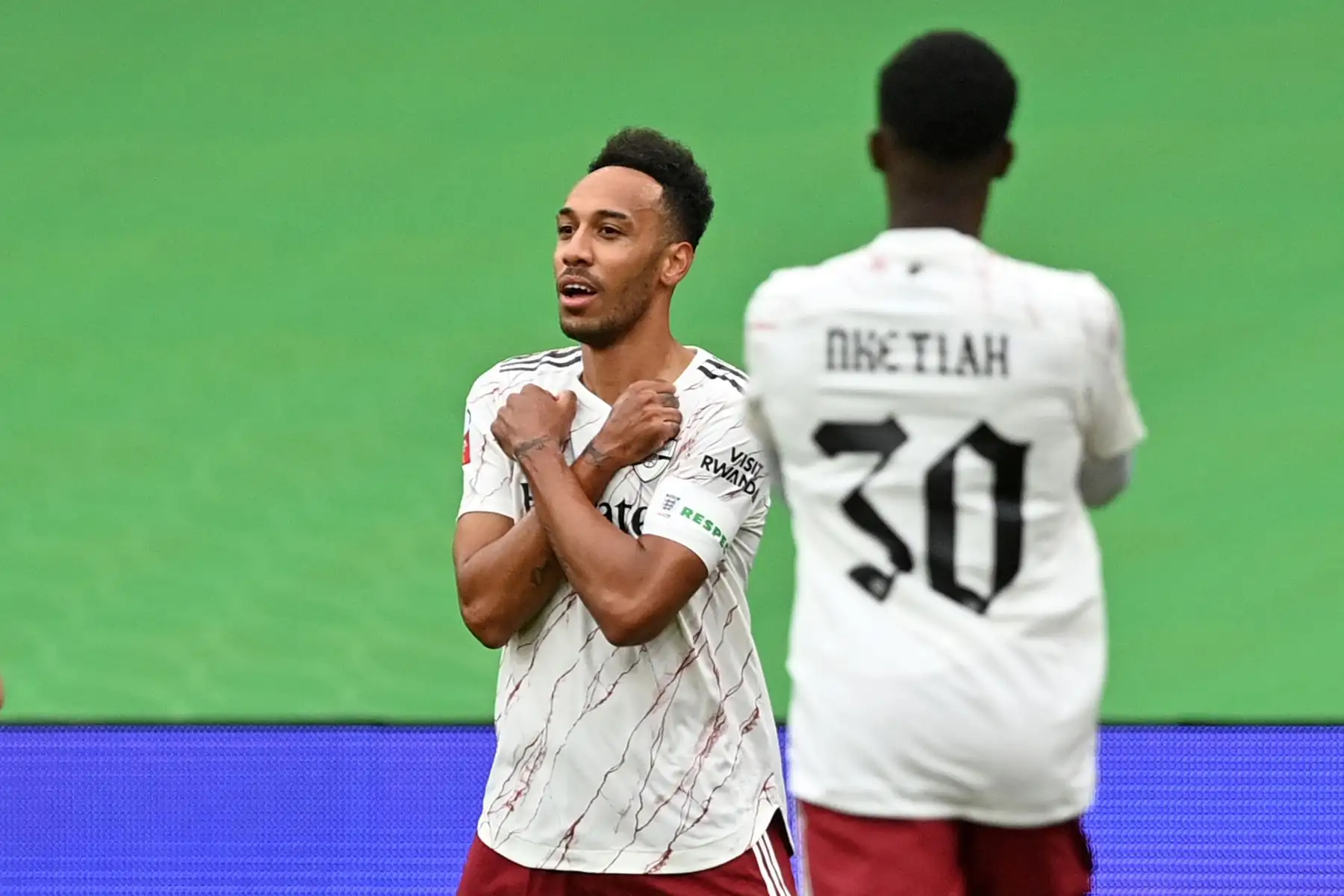Pierre-Emerick Aubameyang del Arsenal celebra su primer gol al Liverpool en homenaje al fallecido actor Chadwick Boseman "Black Panther" durante el partido de fútbol English FA Community Shield, en el estadio de Wembley. Foto: AFP