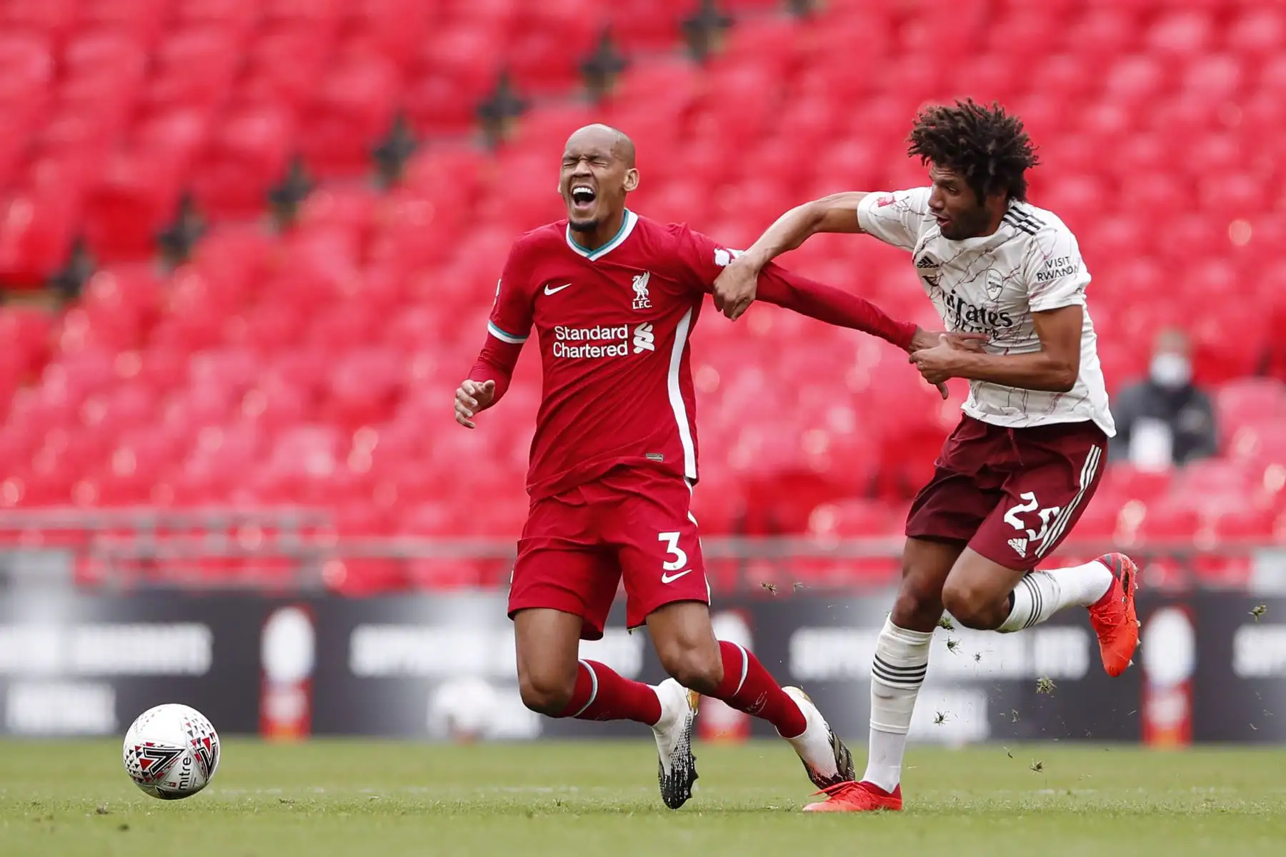 El mediocampista brasileño del Liverpool, Fabinho, compite por el balón contra el mediocampista egipcio del Arsenal, Mohamed Elneny, durante el partido de fútbol English FA Community Shield. Foto: AFP
