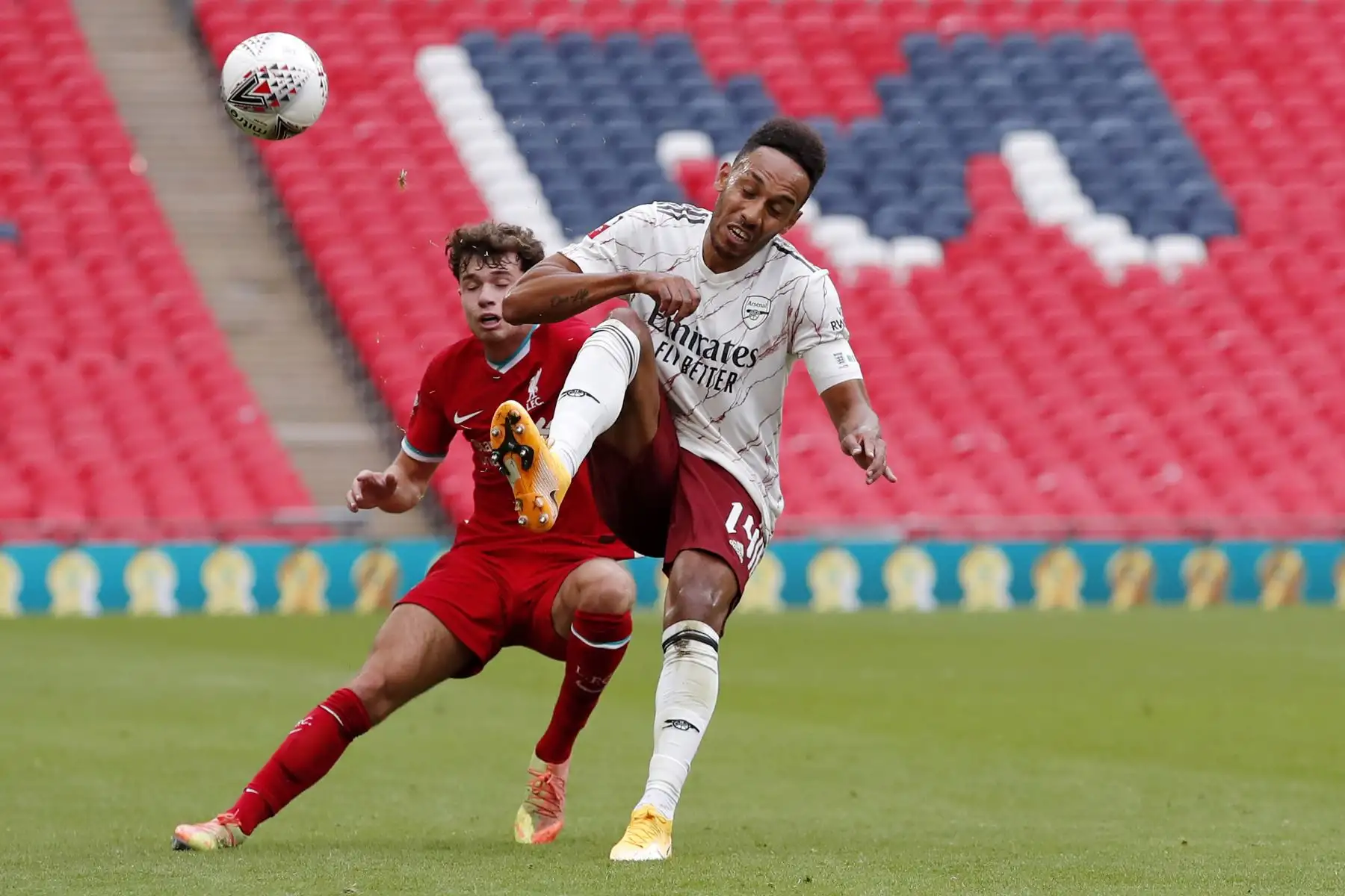 El delantero gabonés del Arsenal, Pierre-Emerick Aubameyang, compite por el balón contra el midfileder galés del Liverpool, Neco Williams, durante el partido de fútbol English FA Community Shield. Foto: AFP