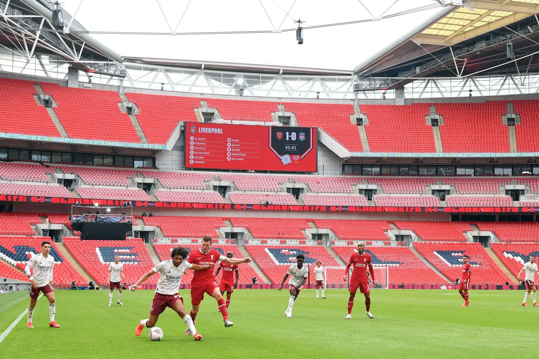 El mediocampista egipcio del Arsenal, Mohamed Elneny, compite por el balón contra el mediocampista inglés del Liverpool, James Milner, durante el partido de fútbol English FA Community Shield. Foto: AFP