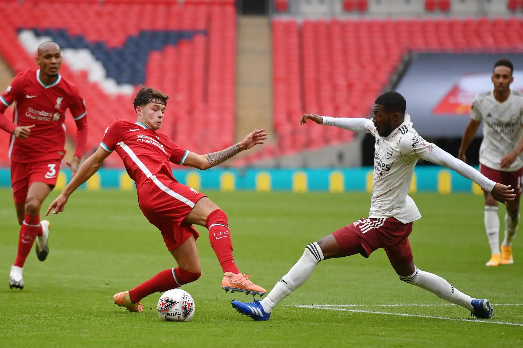 El mediocampista galés de Liverpool, Neco Williams, compite por el balón contra el mediocampista inglés del Arsenal, Ainsley Maitland-Niles, durante el partido de fútbol English FA Community Shield. Foto: AFP