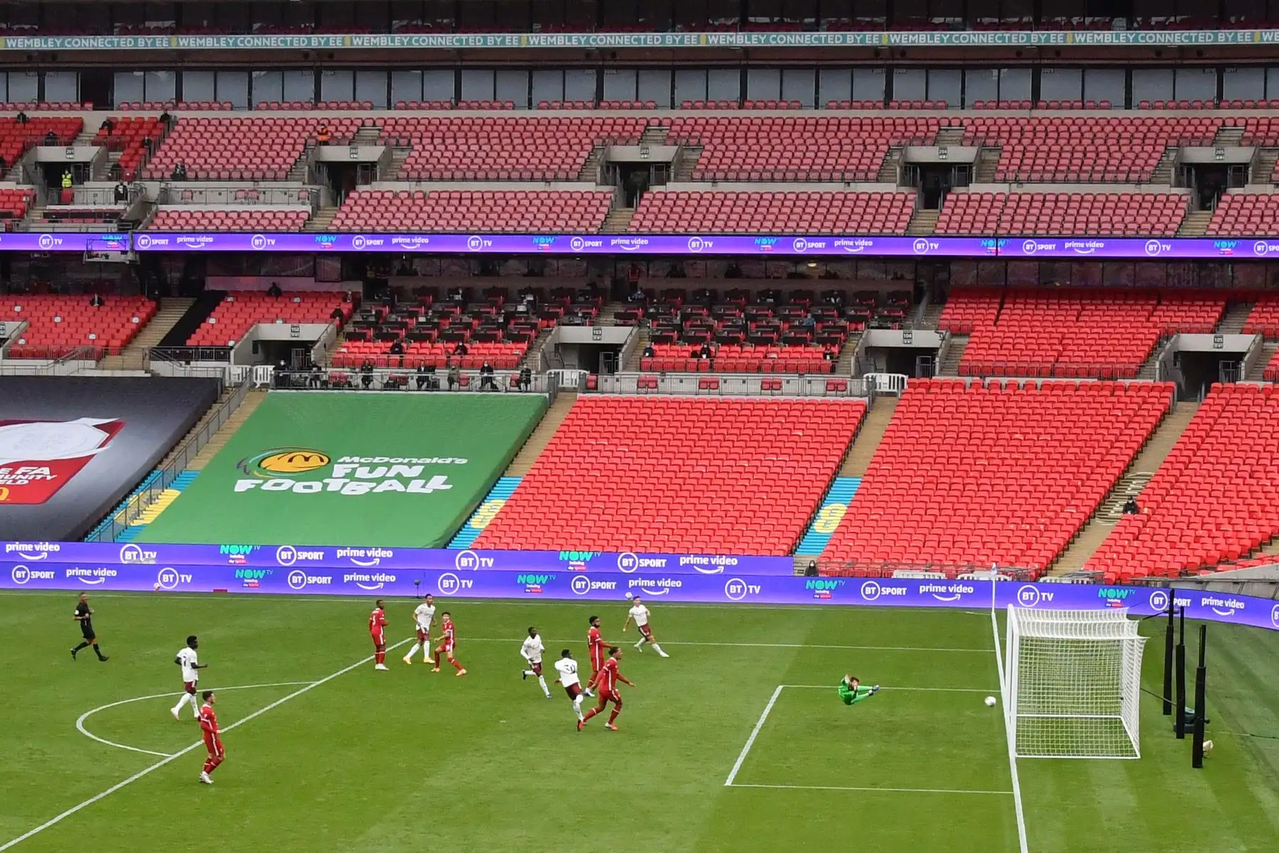 Una vista general de la acción cuando el delantero gabonés del Arsenal, Pierre-Emerick Aubameyang, dispara para marcar el gol de apertura durante el partido de fútbol English FA Community Shield. Foto: AFP
