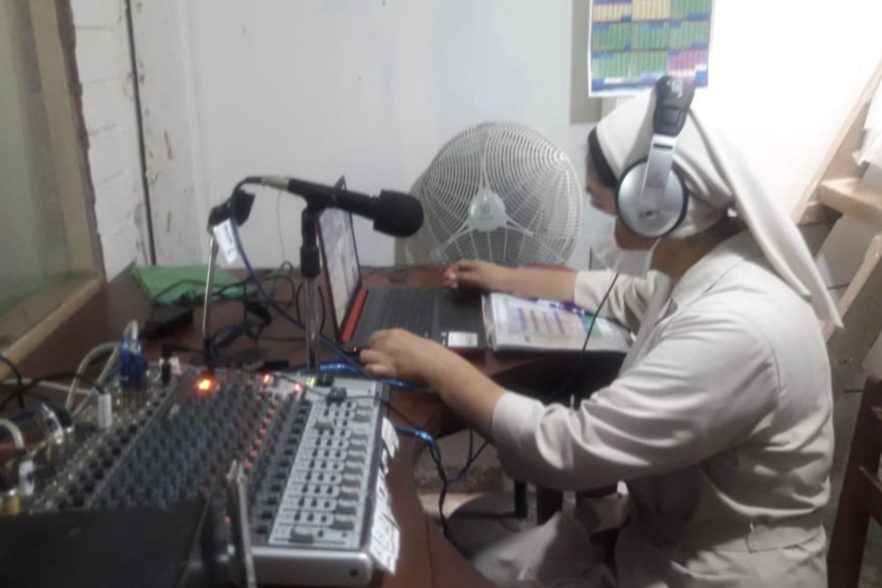 Radio Esperanza lleva hasta las comunidades nativas de la provincia de Purús, en la región Ucayali, un mensaje de esperanza y superación a través de la retransmisión de clases de la estrategia Aprendo en casa. Foto: Ministerio de Educación/ANDINA/difusión.