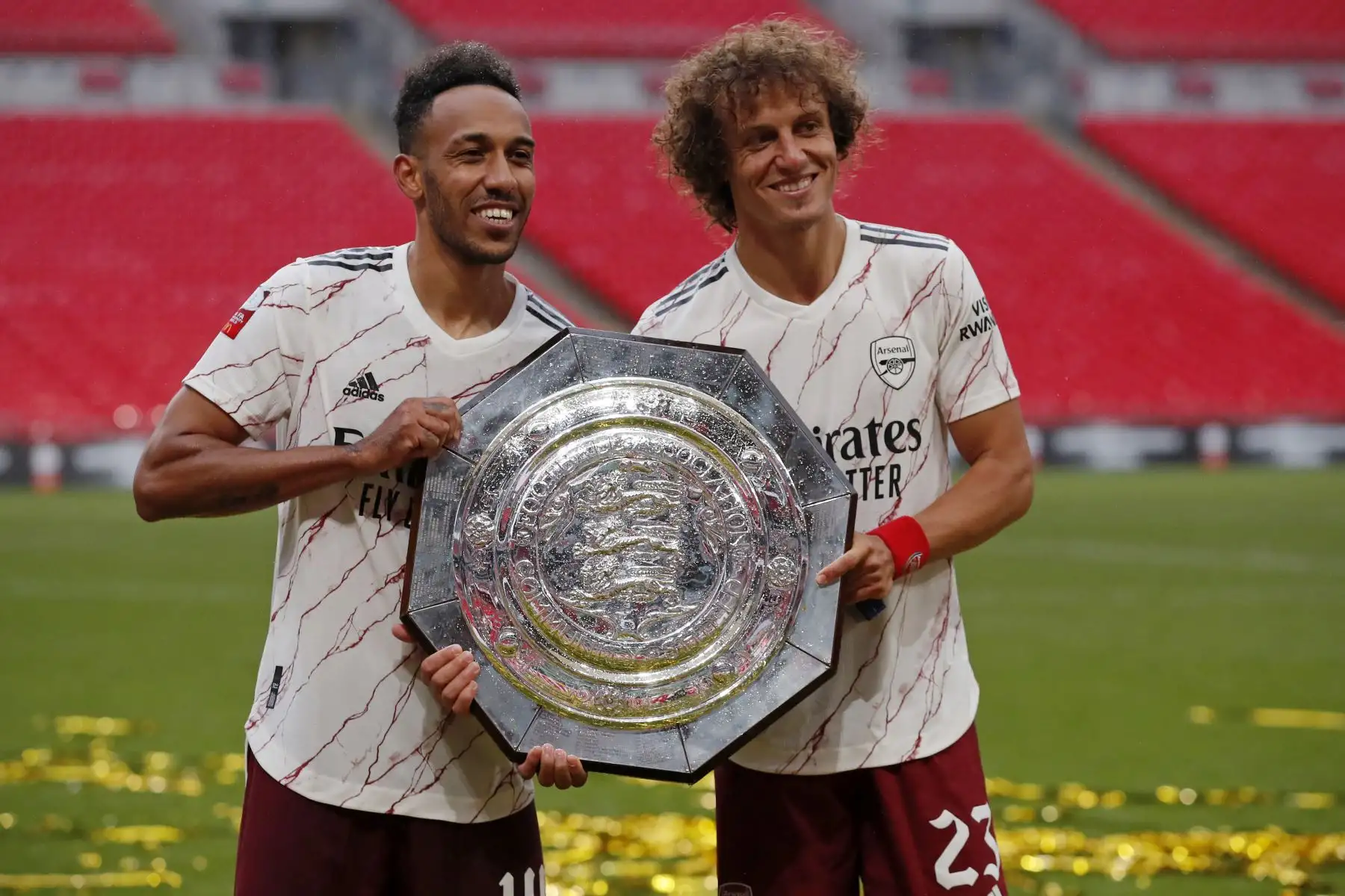 El delantero gabonés del Arsenal, Pierre-Emerick Aubameyang, y el defensor brasileño del Arsenal, David Luiz, posan con el trofeo después de ganar el partido de fútbol English FA Community Shield. Foto: AFP