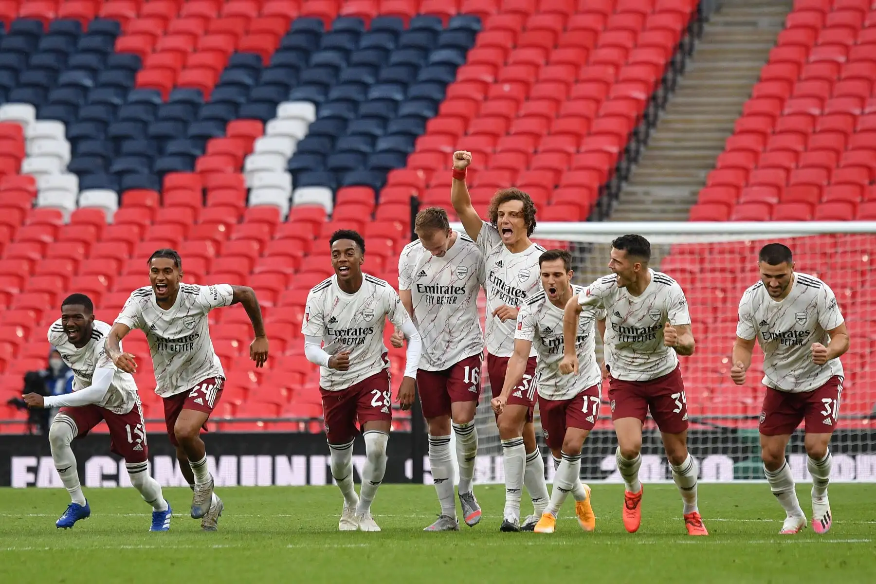 El delantero gabonés del Arsenal, Pierre-Emerick Aubameyang, levanta el trofeo después de ganar el partido de fútbol English FA Community Shield. Foto: AFP