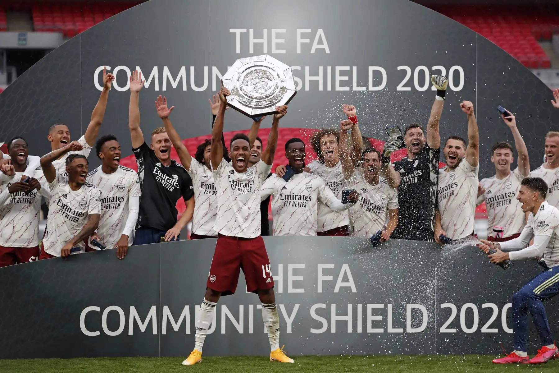 El equipo completo del Arsenal celebra después de ganarle al Liverpool por por la final de English FA Community Shield, en el estadio de Wembley. Foto: AFP