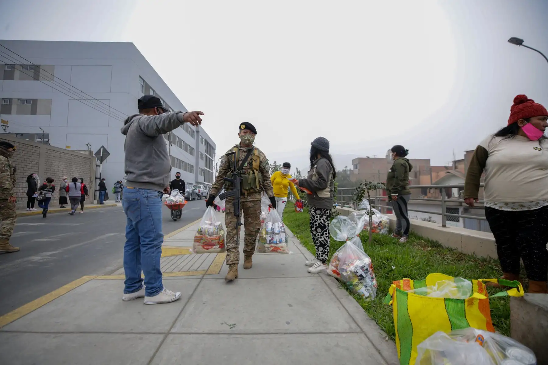Continuando con el apoyo alimentario para más de 714 mil ciudadanos de las zonas más vulnerables de Lima y Callao, y contribuir a contener el impacto de la emergencia sanitaria ocasionada por el Covid-19, hoy más de 4600 familias de Santa Rosa, en situación de vulnerabilidad, recibirán alrededor de 9 mil 300 canastas de alimentos. Foto: ANDINA/PCM