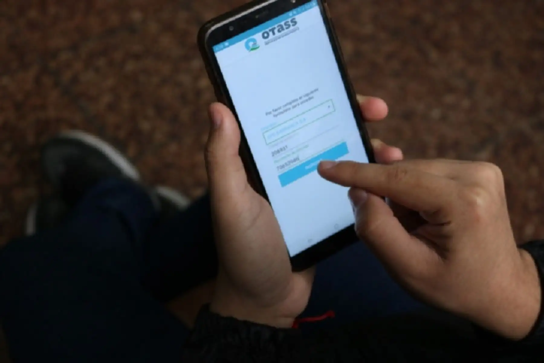 El Organismo Técnico de la Administración de Servicios de Saneamiento (OTASS) ha puesto a disposición de los usuarios de las 19 entidades prestadoras bajo su administración, el aplicativo móvil “Gotitas”, sistema mediante el cual podrán acceder a información de su recibo y cancelar su deuda con tarjetas de crédito o débito, a través de sus teléfonos celulares y desde la comodidad de su casa. Foto: OTASS