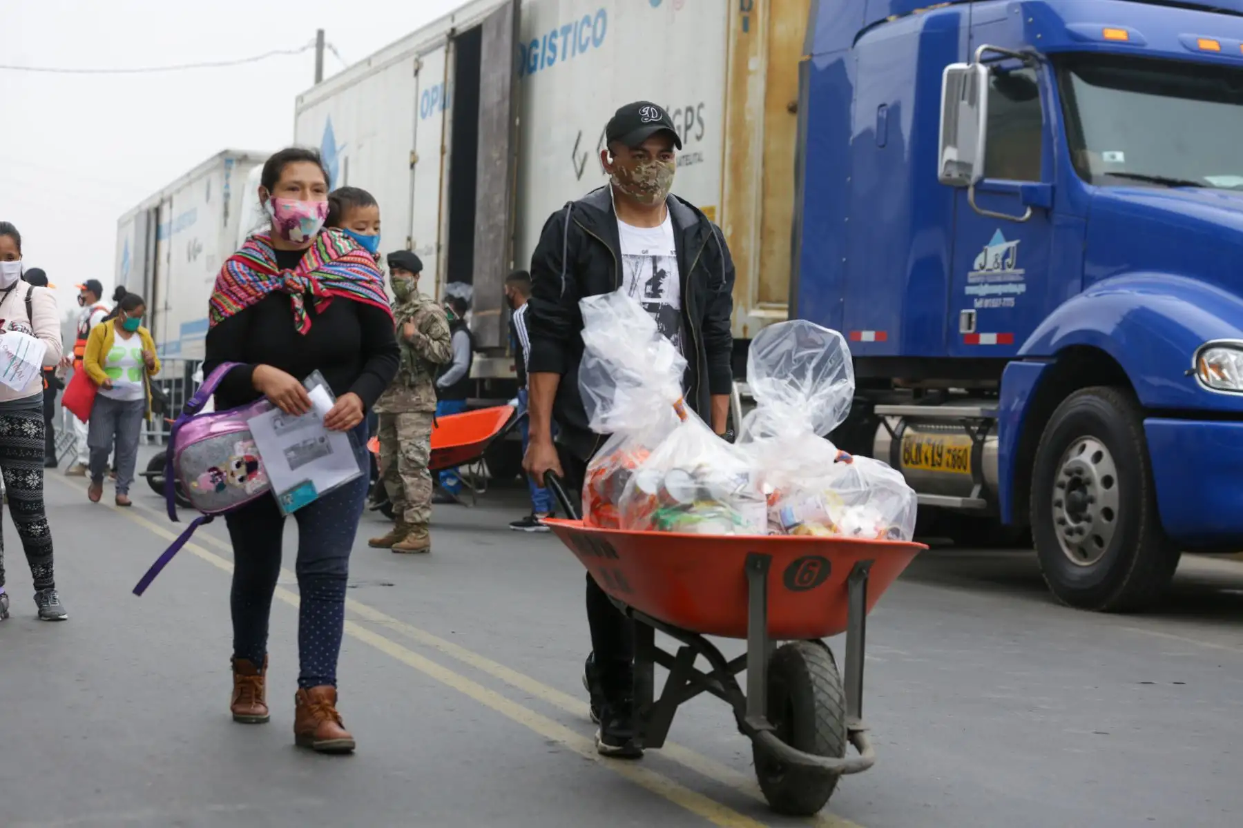 Continuando con el apoyo alimentario para más de 714 mil ciudadanos de las zonas más vulnerables de Lima y Callao, y contribuir a contener el impacto de la emergencia sanitaria ocasionada por el Covid-19, hoy más de 4600 familias de Santa Rosa, en situación de vulnerabilidad, recibirán alrededor de 9 mil 300 canastas de alimentos. Foto: ANDINA/PCM