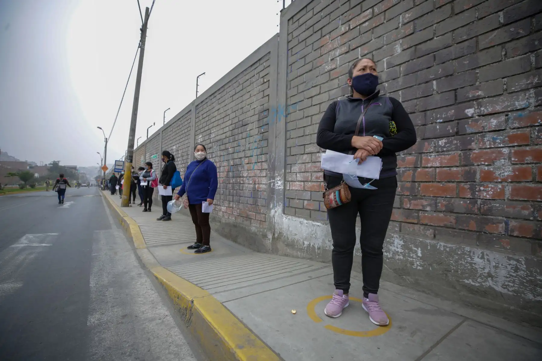 Continuando con el apoyo alimentario para más de 714 mil ciudadanos de las zonas más vulnerables de Lima y Callao, y contribuir a contener el impacto de la emergencia sanitaria ocasionada por el Covid-19, hoy más de 4600 familias de Santa Rosa, en situación de vulnerabilidad, recibirán alrededor de 9 mil 300 canastas de alimentos. Foto: ANDINA/PCM