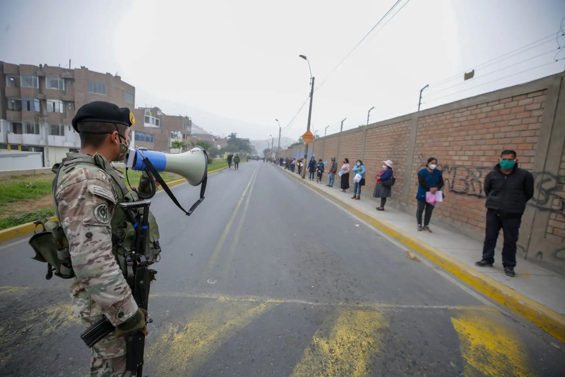 Continuando con el apoyo alimentario para más de 714 mil ciudadanos de las zonas más vulnerables de Lima y Callao, y contribuir a contener el impacto de la emergencia sanitaria ocasionada por el Covid-19, hoy más de 4600 familias de Santa Rosa, en situación de vulnerabilidad, recibirán alrededor de 9 mil 300 canastas de alimentos. Foto: ANDINA/PCM