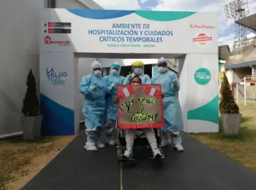 Con enorme beneplácito por el logro alcanzado, el personal médico del Ambiente de Hospitalización Temporal Rosas Pampa en la provincia de Huaraz, dio de alta a 120 pacientes que lograron vencer el covid-19, informó la Autoridad para la Reconstrucción con Cambios. Foto: ARCC