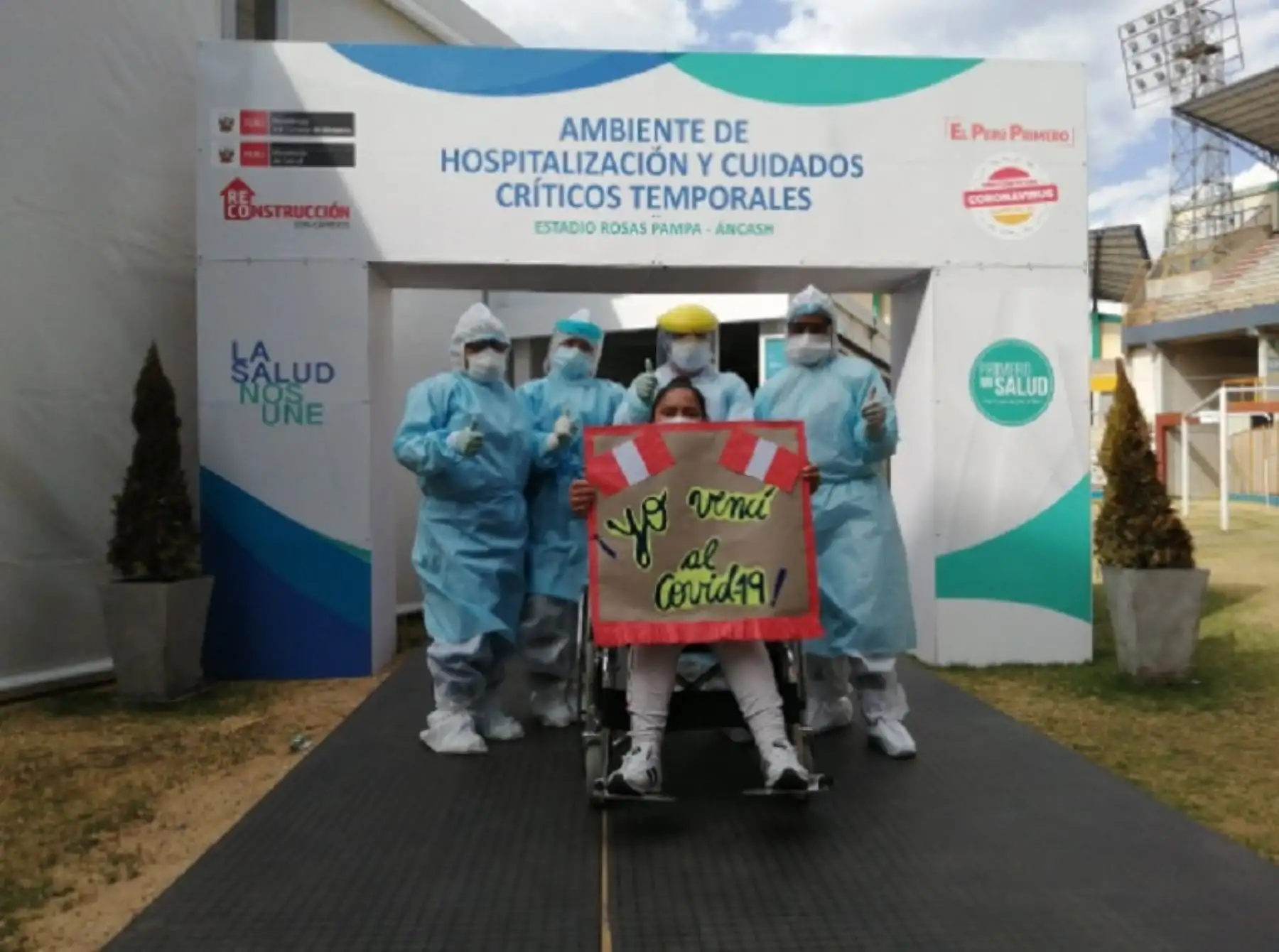 Con enorme beneplácito por el logro alcanzado, el personal médico del Ambiente de Hospitalización Temporal Rosas Pampa en la provincia de Huaraz, dio de alta a 120 pacientes que lograron vencer el covid-19, informó la Autoridad para la Reconstrucción con Cambios. Foto: ARCC