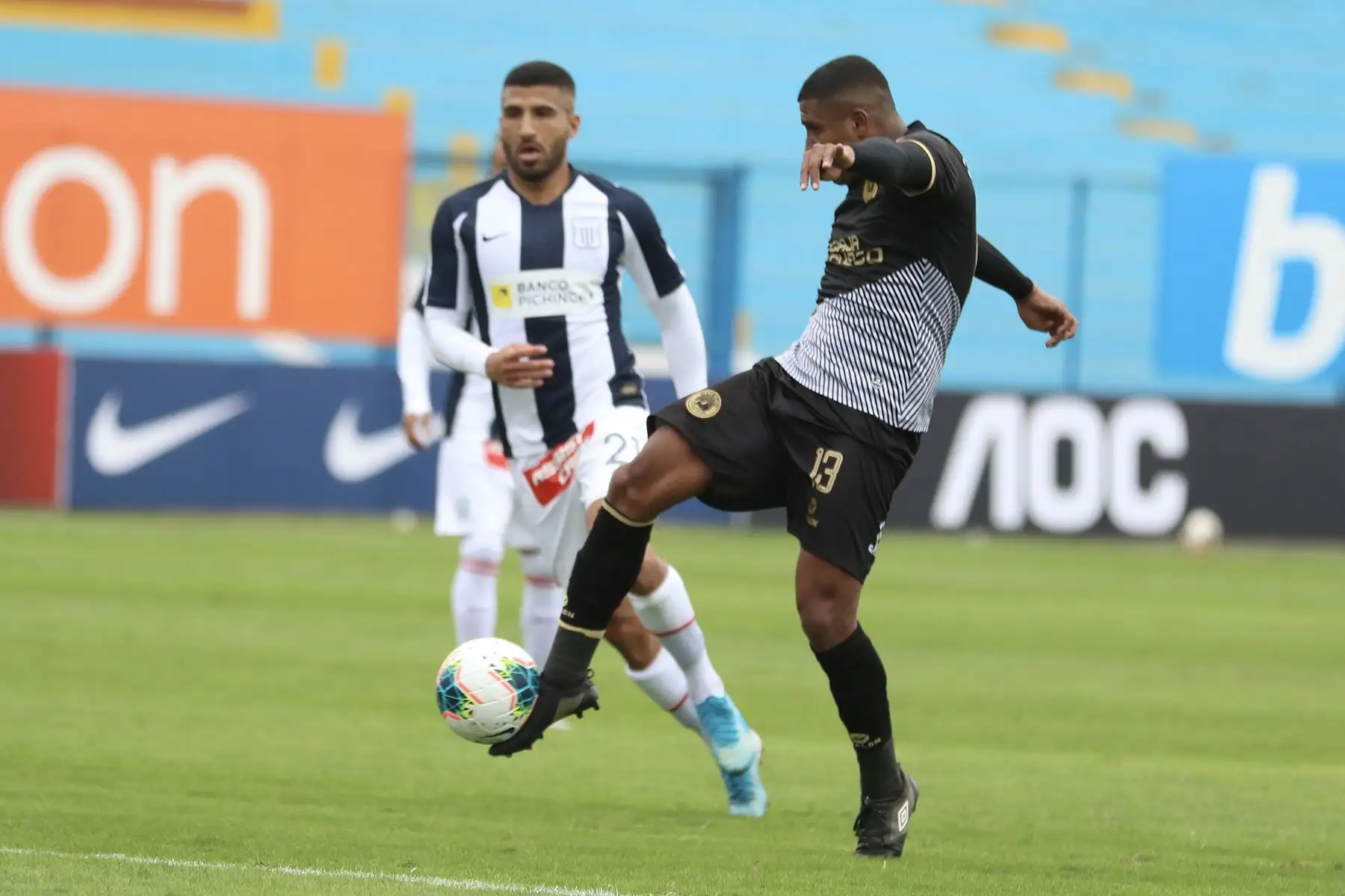 Alianza Lima y Cusco F.C. empataron 0-0  por la fecha 9 del Torneo Apertura de la Liga 1. El partido se disputó en el estadio Alberto Gallardo. Foto: FPF