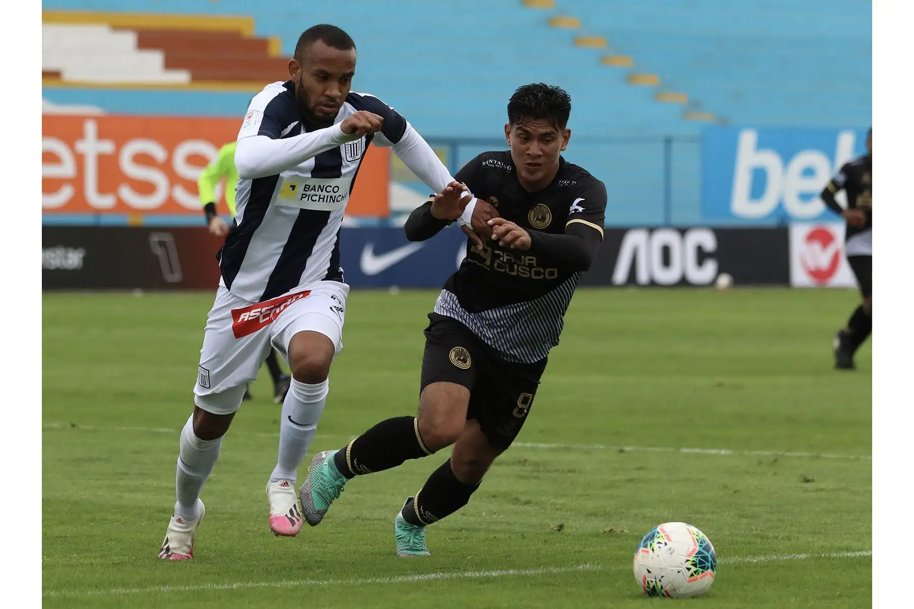 Alianza Lima y Cusco F.C. empataron 0-0  por la fecha 9 del Torneo Apertura de la Liga 1. El partido se disputó en el estadio Alberto Gallardo. Foto: FPF