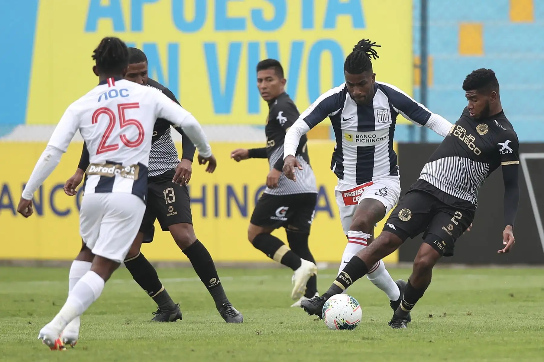 Alianza Lima y Cusco F.C. empataron 0-0  por la fecha 9 del Torneo Apertura de la Liga 1. El partido se disputó en el estadio Alberto Gallardo. Foto: FPF