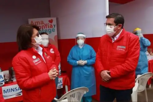 Ministro de Defensa, Jorge Chávez, supervisa acción cívica en San Juan de Miraflores junto a la ministra de Salud, Pilar Mazzetti.
