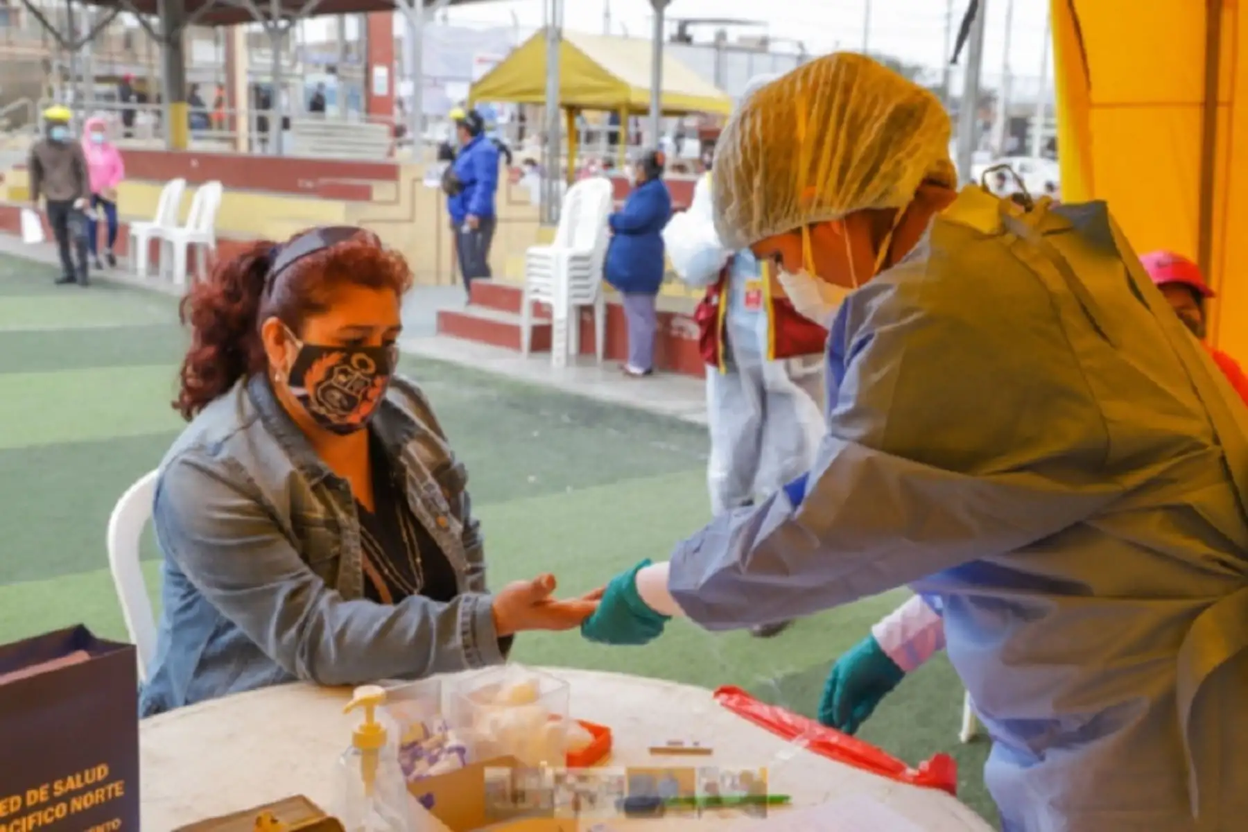 La Municipalidad Provincial del Santa, en un trabajo coordinado con la Redes de Salud Norte y Sur realizaron pruebas rápidas de descarte del covid-19 a las integrantes de cada uno de los 137 comedores populares de esta jurisdicción ancashina. Foto: Gonzalo Horna