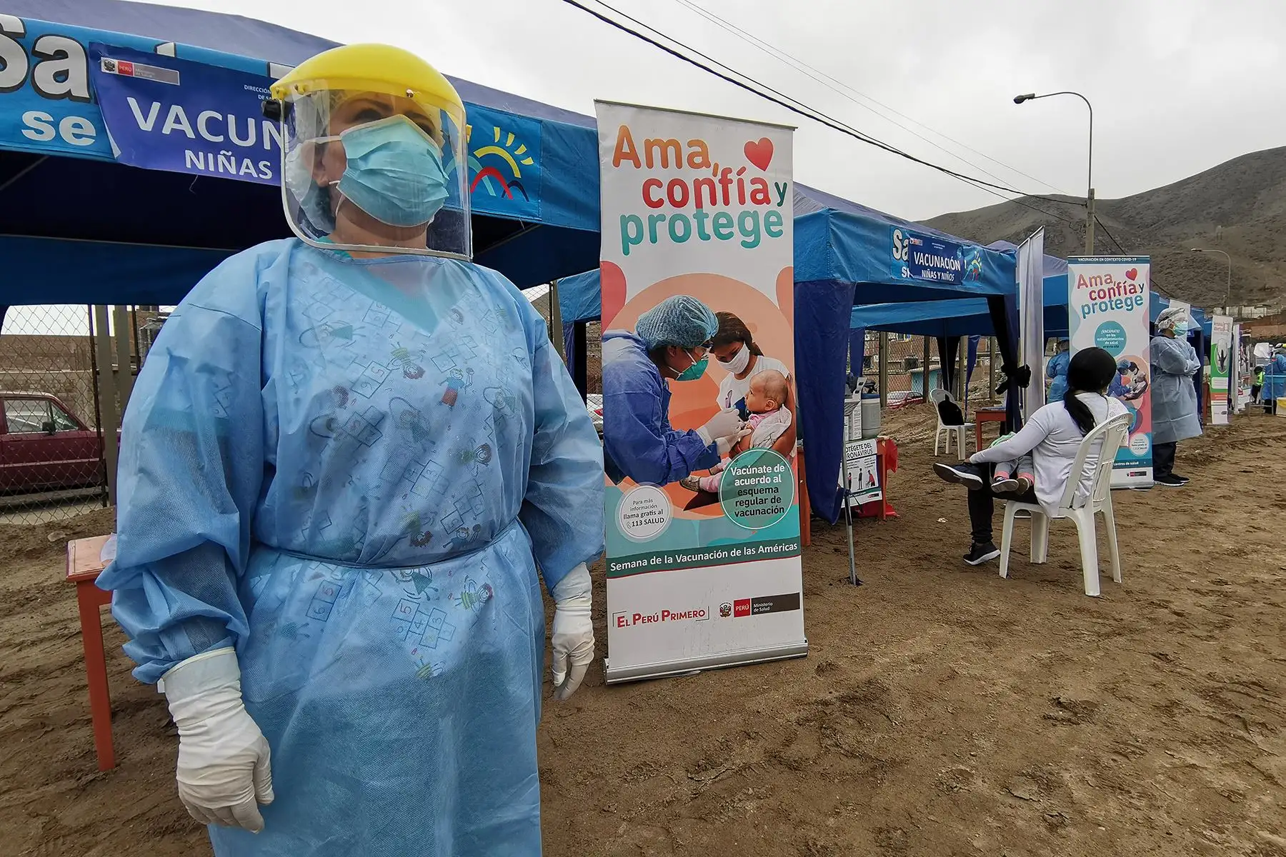 Brigadas del Minsa brindaron más de 2800 atenciones de vacunación, descarte de anemia, VIH y covid-19, entre otros servicios, a familias de la zona de La Arboleda en el distrito de Santa Rosa. Foto: Minsa