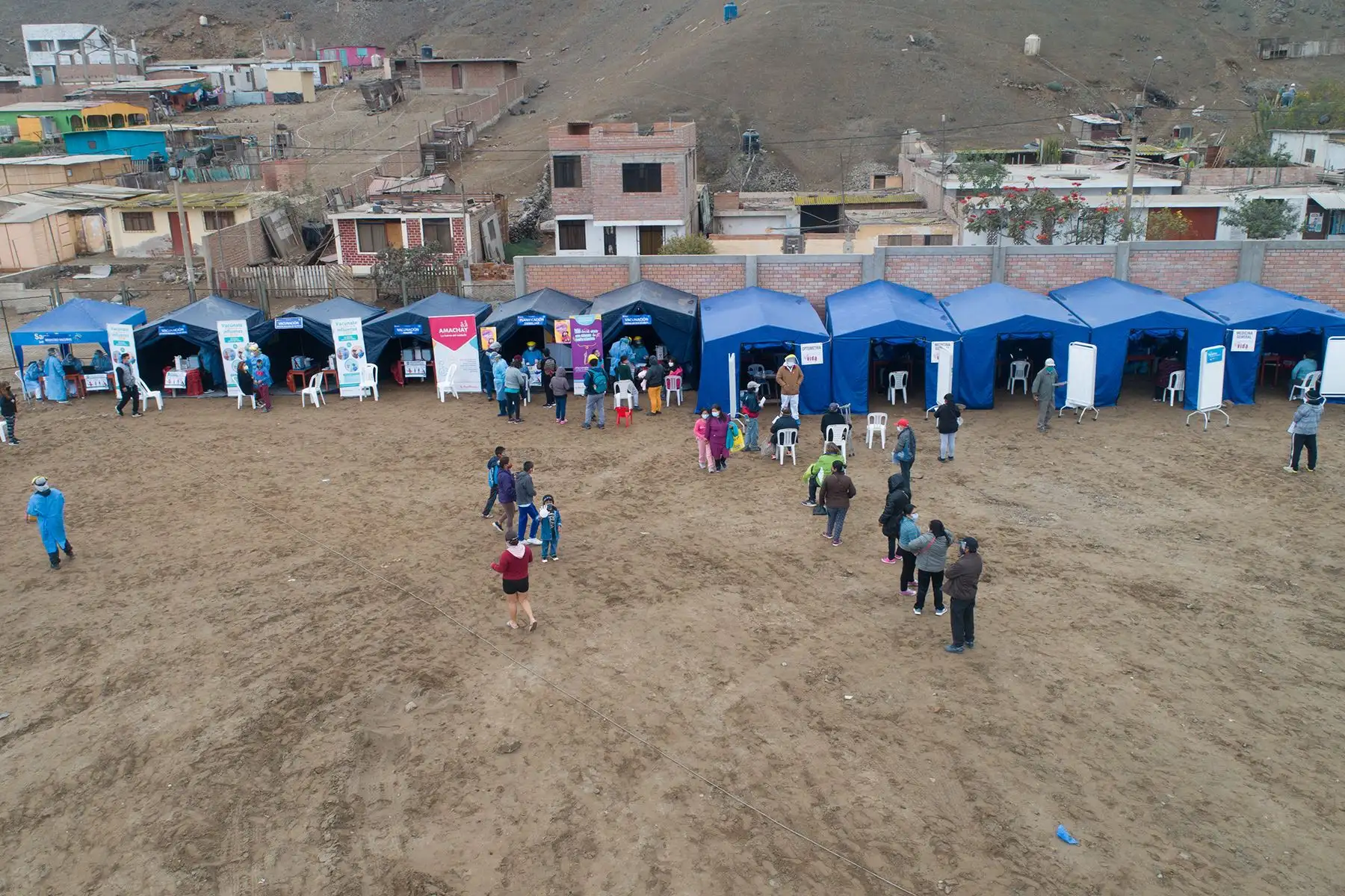 Brigadas del Minsa brindaron más de 2800 atenciones de vacunación, descarte de anemia, VIH y covid-19, entre otros servicios, a familias de la zona de La Arboleda en el distrito de Santa Rosa. Foto: Minsa